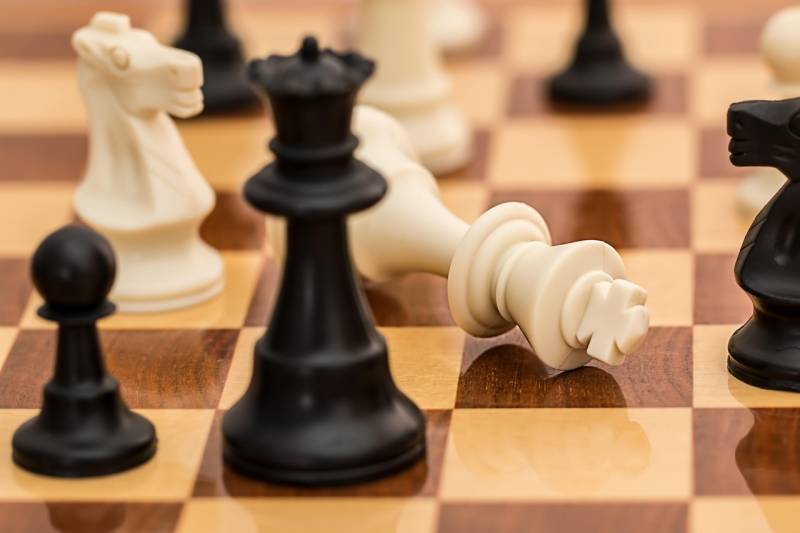 Le petit guide pour les professionnels :  Business English vs. Real English : lequel est vraiment utile aux professionnels , en 2025 ?