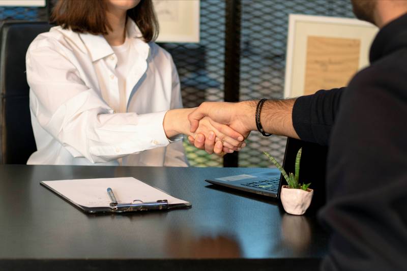 Comment recruter un formateur bilingue en anglais, natif à distance ?