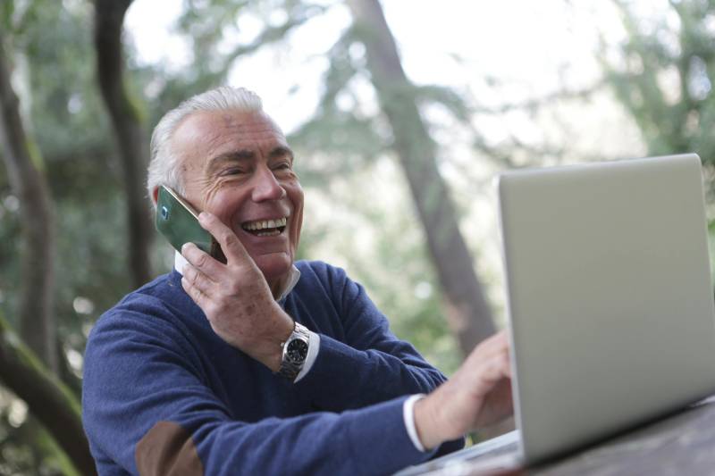 Apprendre l’anglais à votre rythme avec des cours adaptés pour seniors avec Anglais Monde à Paris.